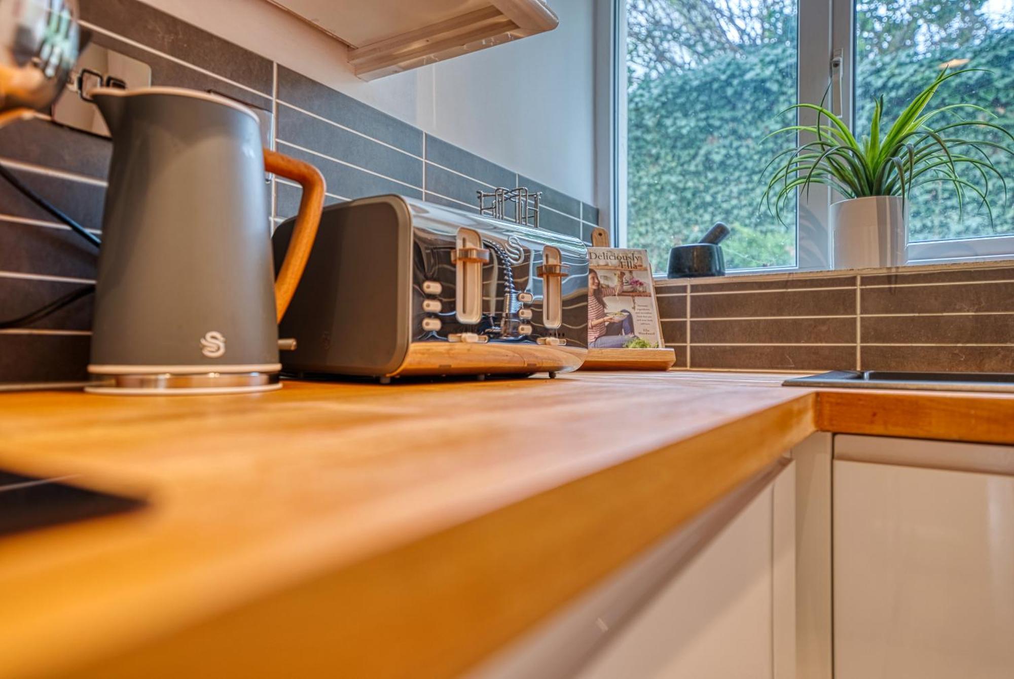 2 Bedroom Stylish Spacious Apt, Sleeps 6, Central Cheltenham, With Free Parking - By Blue Puffin Stays Экстерьер фото