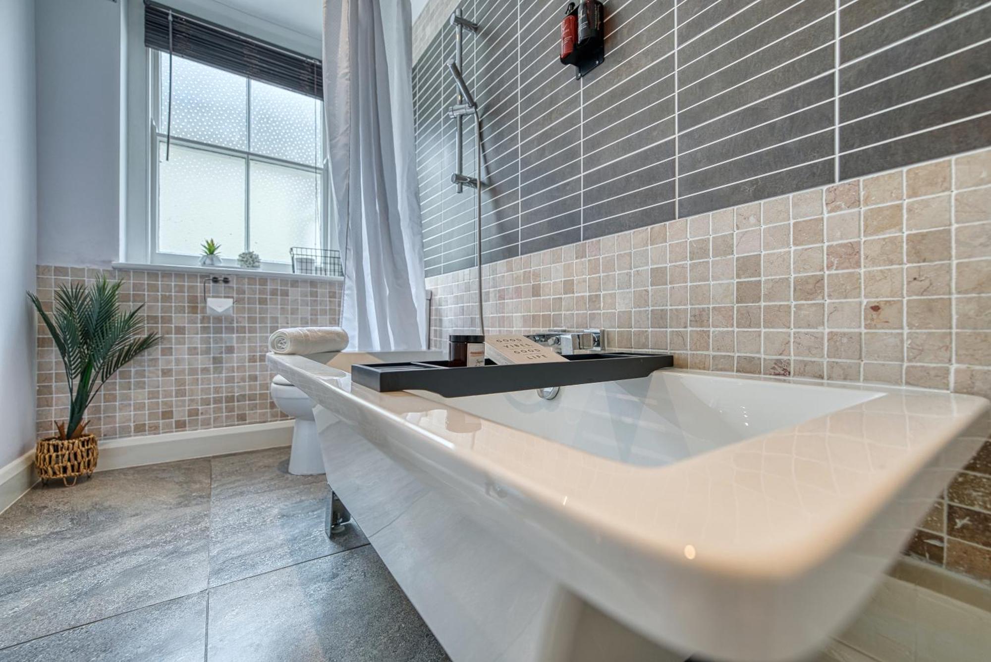 2 Bedroom Stylish Spacious Apt, Sleeps 6, Central Cheltenham, With Free Parking - By Blue Puffin Stays Экстерьер фото